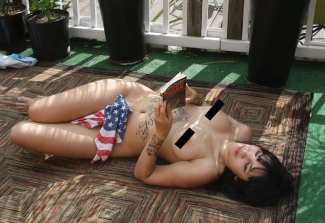 美国女孩街头裸体读书 - 妮子 - 妮